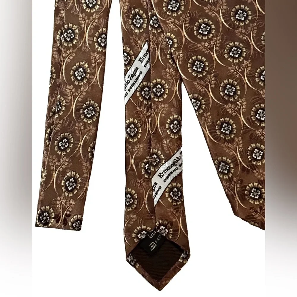 NEW ERMENEGILDO ZEGNA NECK TIE MENS 100% SILK BROWN MEDALLIONS